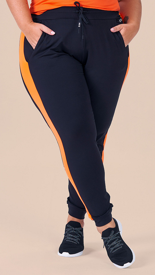 24270205 - Jogger Feminina Plus Size Preta c/ Laranja