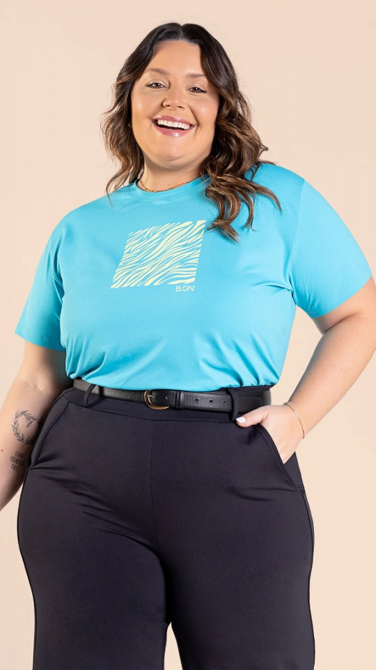 24271140 - T-Shirt Feminina B.ON Estampada Plus Size Azul Cerúleo